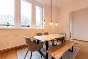 a dining room with a wooden table and chairs at Casita Loft in Ludwigshafen am Rhein +12 photos