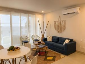 un soggiorno con divano, tavolo e sedie di Cartagena, gran experiencia frente al mar a 20 minutos del centro histórico y 13 minutos del aeropuerto a Cartagena de Indias