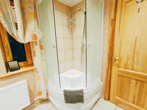 een douche met een glazen deur in de badkamer bij Old Town Center Spacious Loft Apartment, up to 4 guests in Rīga