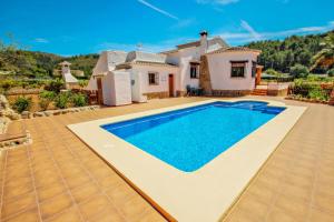 Villa con piscina frente a una casa en Quicano - magnificent views and private pool in Lliber, en Lliber
