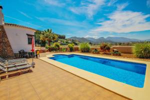 una piscina en el patio trasero de una villa en Quicano - magnificent views and private pool in Lliber, en Lliber