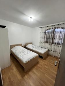 Zimmer mit 2 Betten und einem Fenster in der Unterkunft Maison de vacances à 2km de la mer in Canet-en-Roussillon