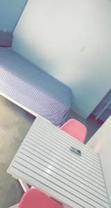 una stanza con alcune sedie rosse e un tavolo con sedie di Apartment Curacao a Willemstad