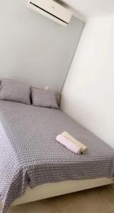 uma cama com uma toalha rosa sentada em cima dela em Apartment Curacao em Willemstad