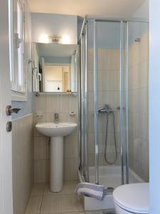 a bathroom with a sink and a shower at Casa di Terra in Gythio