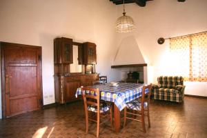 a kitchen with a table and chairs in a room at Podere Giovanni in Castagneto Carducci