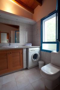 bagno con lavatrice e lavandino di CASA CAN PARRA a Sant Francesc Xavier