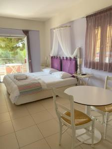 a bedroom with a bed and a table and chairs at Casa di Terra in Gythio