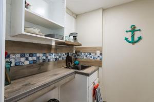 - une cuisine avec un évier et un comptoir dans l'établissement Sailor studio by FIT/beach, à Melbourne