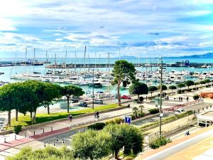 een uitzicht op een haven met boten in het water bij Apartaments Voramar 2 in Cambrils