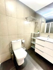 een badkamer met een wit toilet en een wastafel bij Apartaments Voramar 2 in Cambrils