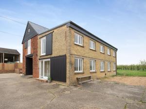 ein Backsteinhaus mit schwarzem Dach in der Unterkunft Oast View - Uk43088 in Preston