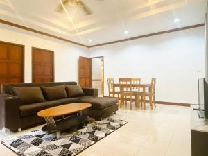 TV a/nebo společenská místnost v ubytování Cozy 2BR Getaway Cherngtalay Calm A2