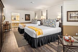 um quarto de hotel com duas camas e uma mesa em Apple Farm Inn em San Luis Obispo