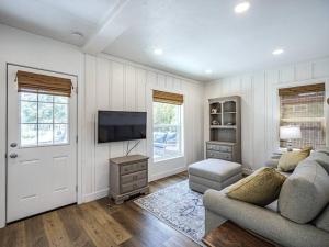 uma sala de estar com um sofá e uma televisão em Fantastic 2 bedroom Cottage, 5min to beach em Santa Cruz