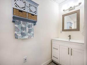 a bathroom with a sink and a mirror at Fantastic 2 bedroom Cottage, 5min to beach in Santa Cruz +27 photos