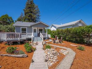 サンタクルーズにあるFantastic 2 bedroom Cottage, 5min to beachの家に通じる通路のある家