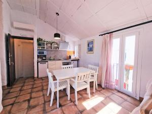 cocina y comedor con mesa y sillas en EL BÚCARO. Las Puertitas Rojas en Ubrique