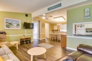 Η κουζίνα ή μικρή κουζίνα στο Beachy Lewes Home with Outdoor Shower and Fire Pit!