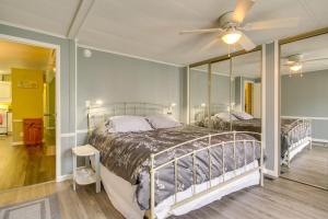 1 dormitorio con 2 camas y ventilador de techo en Beachy Lewes Vacation Rental with Yard and Fire Pit!, en Long Neck