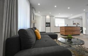 una sala de estar con un sofá y una mesa en Villa Adria, en Privlaka