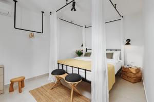 1 Schlafzimmer mit einem Bett und 2 Stühlen in der Unterkunft Apartments BOSA 210 in Kotor
