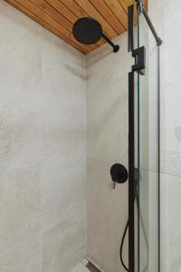 eine Dusche mit Glastür im Bad in der Unterkunft Apartments BOSA 210 in Kotor