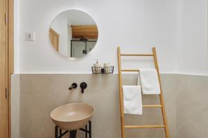 ein Bad mit einem Waschbecken und einem Spiegel in der Unterkunft Apartments BOSA 210 in Kotor