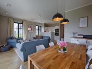 Istumisnurk majutusasutuses Reetland am Meer - Luxus Reetdachvilla mit 3 Schlafzimmern, Sauna und Kamin F22