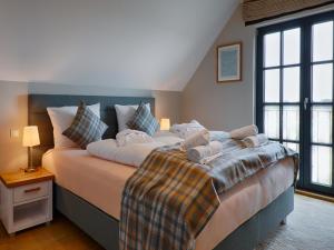 Voodi või voodid majutusasutuse Reetland am Meer - Luxus Reetdachvilla mit 3 Schlafzimmern, Sauna und Kamin F22 toas +15 fotot