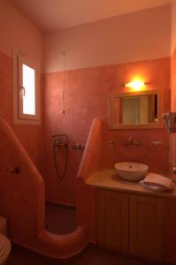 y baño con bañera, lavamanos y ducha. en Summer Time - Tinos Apartments en Agios Sostis