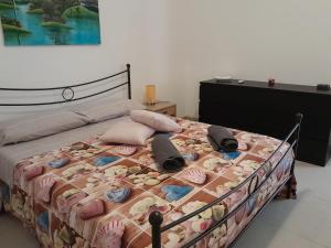 聖瑪莉亞德芙卡洛的住宿－Villa Lory，一间卧室配有带枕头的床