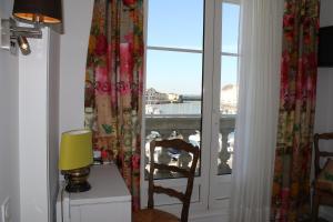 a room with a window with a view of the ocean at Les Colonnes in Saint-Martin-de-Ré