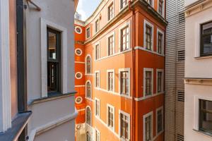 een oranje gebouw met witte ramen aan de zijkant bij Central Mo in Istanbul
