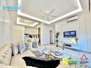 un soggiorno con divano e tavolo di Novo 8 Residence Bachang By Heystay Management a Kampong Tambak