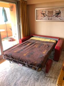un letto posto nell'angolo di una camera di AZURELLE a Nizza