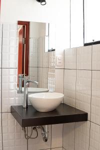 een badkamer met een wastafel en een spiegel bij Rua Hoteles Talara in Talara
