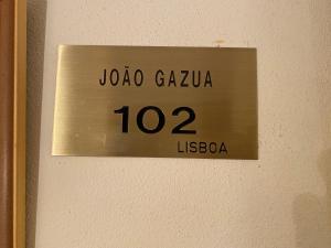 um sinal na parede que lê Joda Gazeta em Hospedaria A Varanda em Alvito