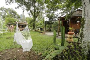 una hamaca blanca colgando de un árbol en un patio en Casa Finca Sancami 2, en Guamal