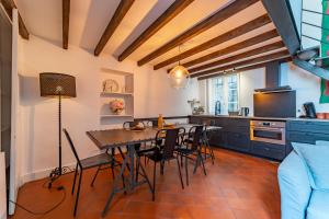 - une cuisine et une salle à manger avec une table et des chaises dans l'établissement Loft calme à la Maison Carrée - Une Nuit à Nîmes, à Nîmes