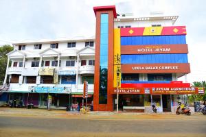 een gebouw met een kleurrijke gevel op een straat bij Hotel Jeyam in Kanyakumari