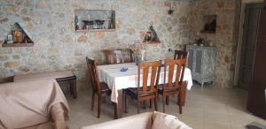 a dining room with a white table and chairs at Sea View in Alikí