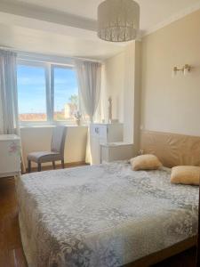 sypialnia z łóżkiem, krzesłem i oknem w obiekcie SEAVIEW La Mata pool&beach w mieście Torrevieja