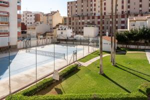una pista de tenis en medio de una ciudad en Plazamar2, en Torre del Mar