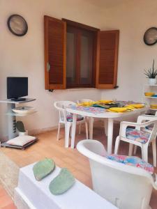 sala de estar con mesa blanca y sillas en Antonia’s Home, en San Domino