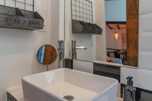 Kúpeľňa v ubytovaní Loft calme à la Maison Carrée - Une Nuit à Nîmes