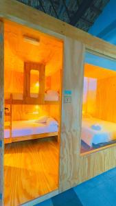 2 letti a castello in una camera con pavimenti in legno. di Area Surf House a Muros