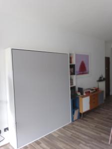 Una gran puerta blanca en una habitación con escritorio en Salgari209, en Génova