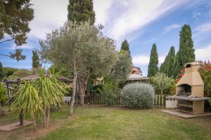 a house with a garden with a fireplace in the yard at Podere Isabella in San Vincenzo