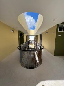 un grand couloir avec un plafond et une grande fenêtre dans l'établissement LOL-HA Hotel Boutique, à Cancún